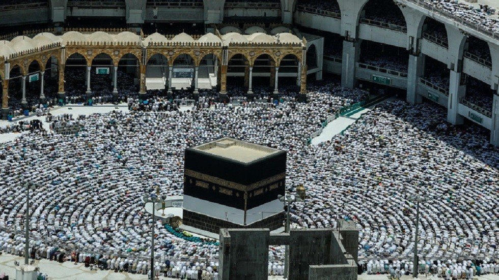 عملية تنظيف باحة المسجد الحرام في مكة المكرمة بسهولة وانسيابية