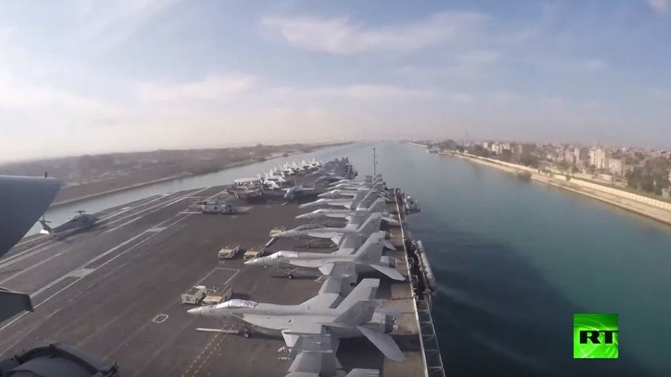 "أبراهام لينكولن" تعبر قناة السويس متجهة إلى الخليج