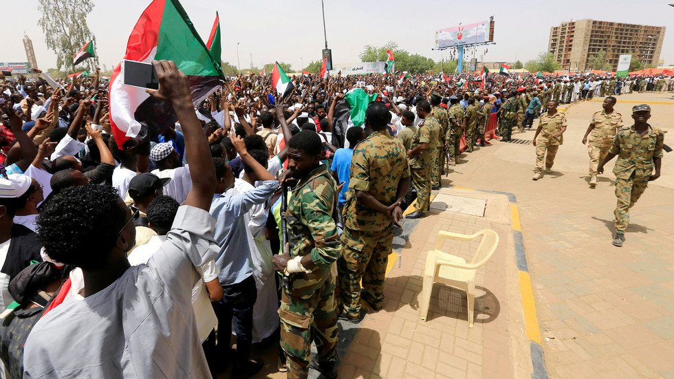 مصادر تتحدث عن محاولة اغتيال رئيس المجلس العسكري في السودان