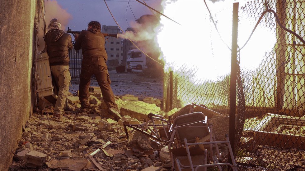 إصابة مراسل قناة إيرانية برصاصة في الصدر أثناء تغطيته لمعارك حماة