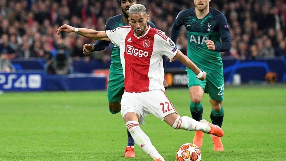 زعيم سياسي أوروبي يطالب بمعاملة المغربي زياش مثل نجم برشلونة