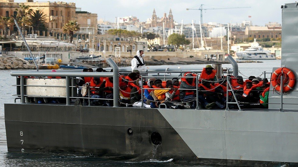 مالطا تنقذ 85 مهاجرا بعد غرق زورقهم