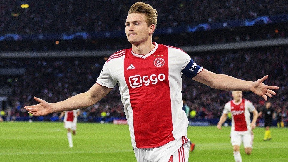 سبب غاية في الغرابة وقف عائقا أمام ضم دي ليخت إلى الشياطين الحمر