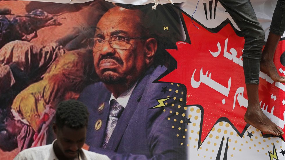 بعد اعترافه بالتهم.. أسرة البشير تكلف 4 محامين للدفاع عنه