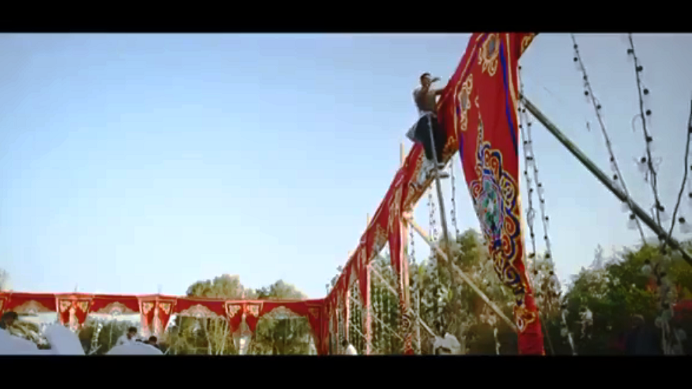 شاهد.. محمد رمضان ينجو من إصابة محققة أثناء تصوير مسلسل "زلزال"