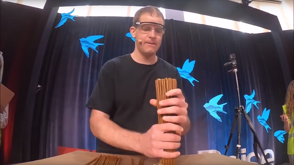 مشهد لا يصدق.. رجل يشعل 100 شمعة داخل فمه! (فيديو)