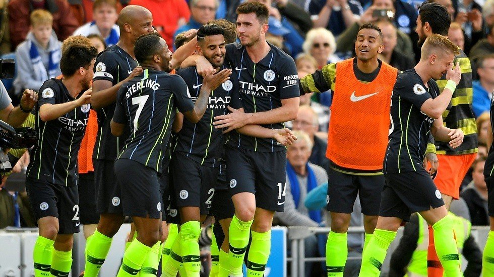 شاهد.. كيف احتفل غوارديولا مع الجزائري محرز بلقب