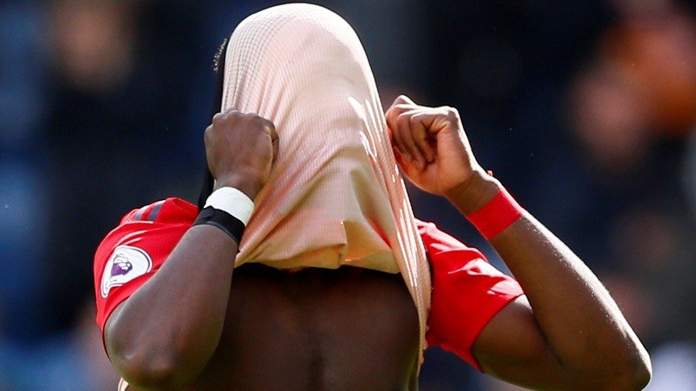 شاهد.. بوغبا في مواجهة جماهير الشياطين الحمر الغاضبة