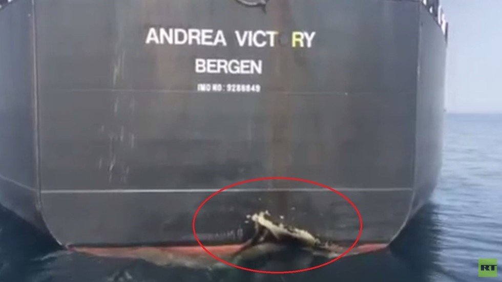 شاهد.. الضربة التي تعرضت لها السفينة النرويجية خلال هجوم خليج عمان!