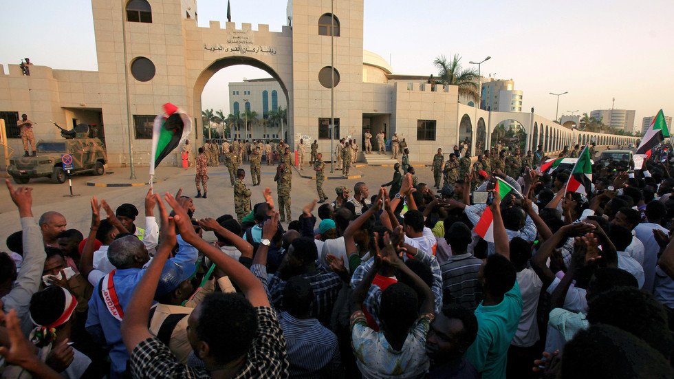 الشرطة السودانية تفرق احتجاجا في الخرطوم وتزيل الحواجز