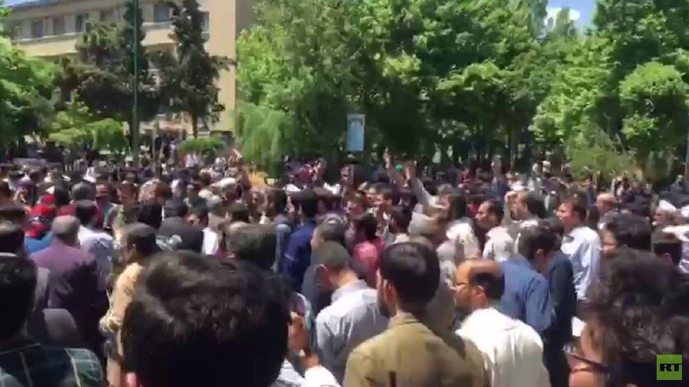 احتجاجات في جامعة طهران ضد قانون الحجاب (فيديو)