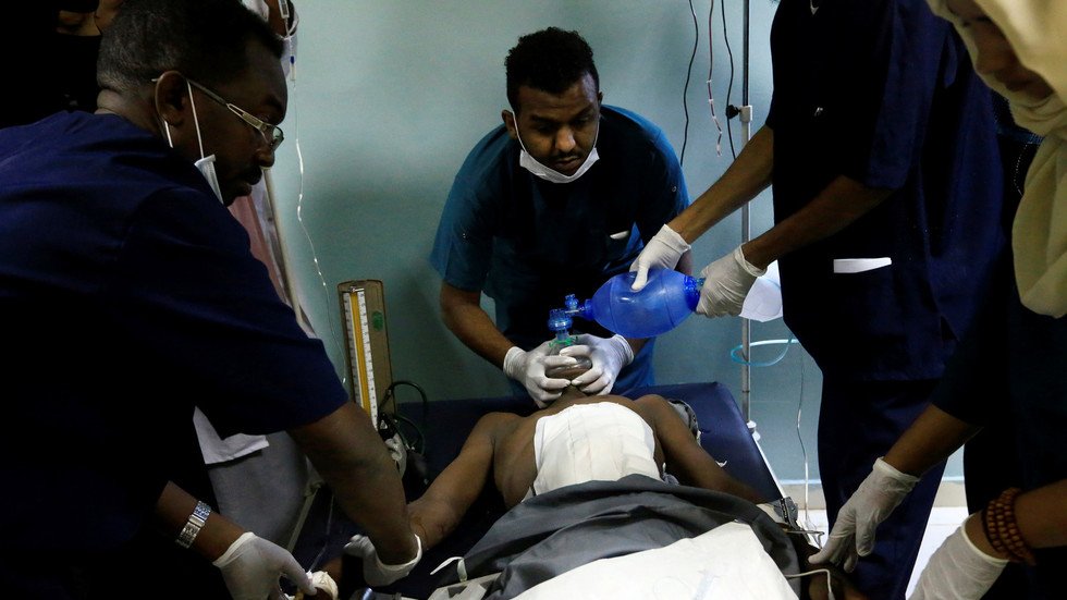 مقتل ضابط و5 محتجين وإصابة 100 بهجوم على المعتصمين في الخرطوم