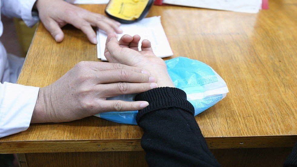 أخصائي الإنعاش يكشف عن دقات النبض المثالي