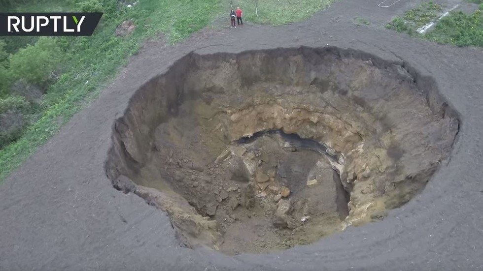 شاهد.. انهيار تربة بعمق بناية من خمس طوابق ومساحة ملعب هوكي! 