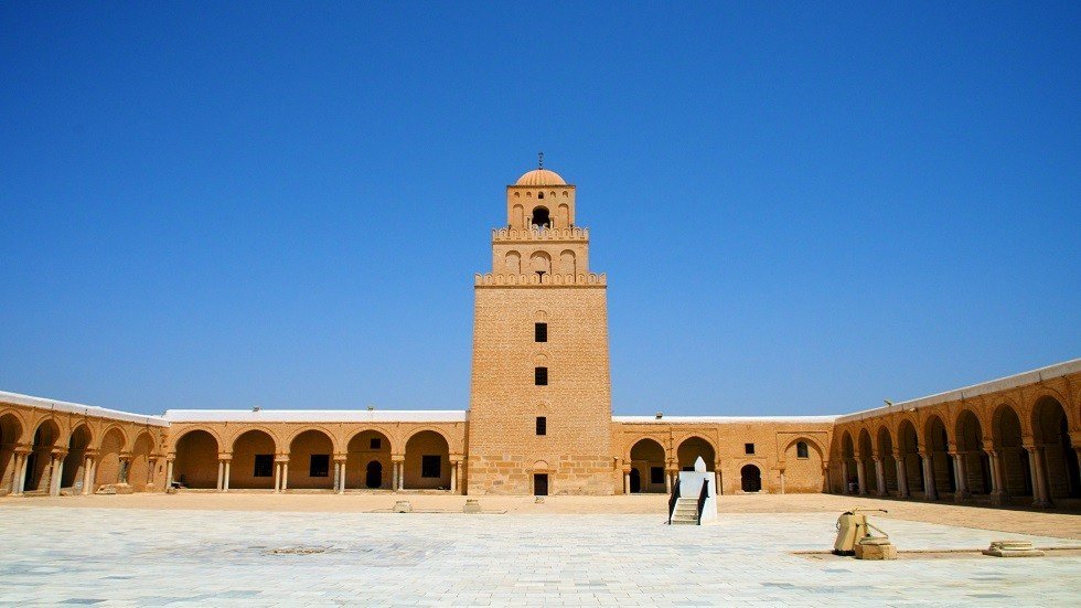 آذان الفجر بدلا من المغرب يثير 