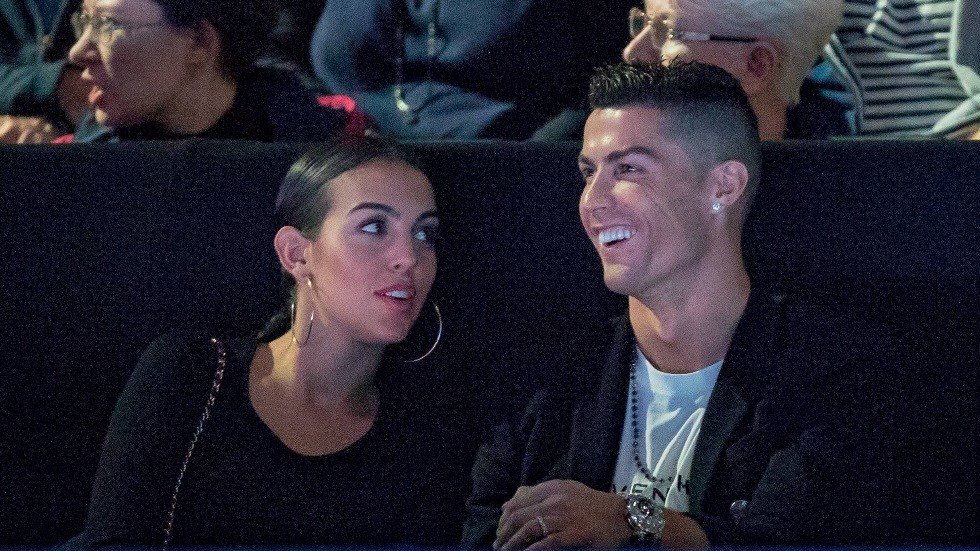 رونالدو يتقدم بطلب الزواج من صديقته جورجينا 