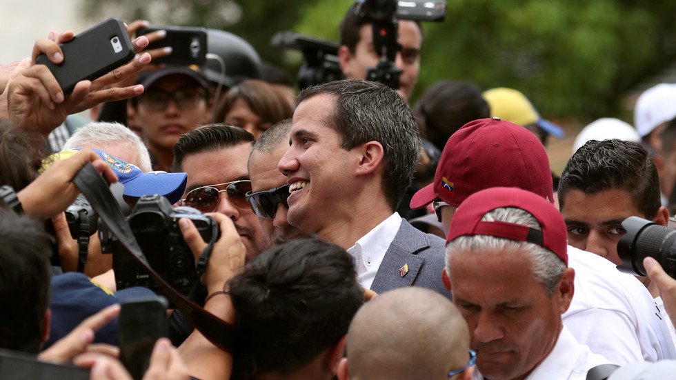 طرد عشرات الموالين لغوايدو وعائلاتهم من فندق في كولومبيا