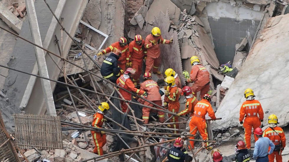بالصور.. 9 أشخاص عالقون تحت الأنقاض جراء انهيار مبنى في شنغهاي