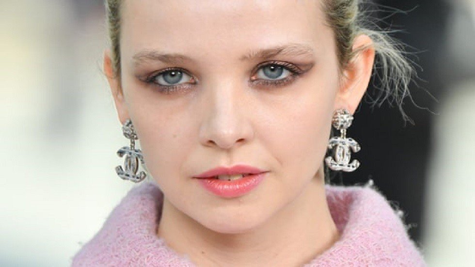 مهرجان "كان" يمنع دخول طفل مخرجة مشاركة بفيلمها دون تصريح للرضيع