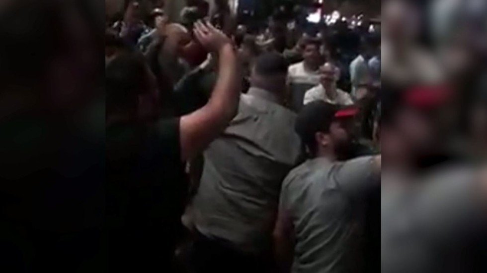 الصدر يدعو لاعتصام ضد الفاسدين بالعراق