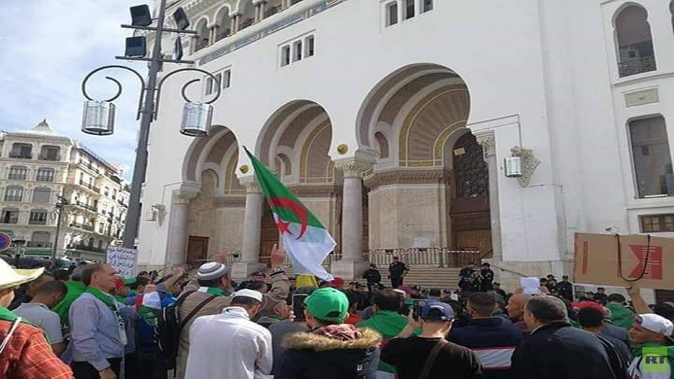 الجزائر: المتظاهرون ينجحون بدخول مقر البريد المركزي رغم استخدام الشرطة قنابل الغاز