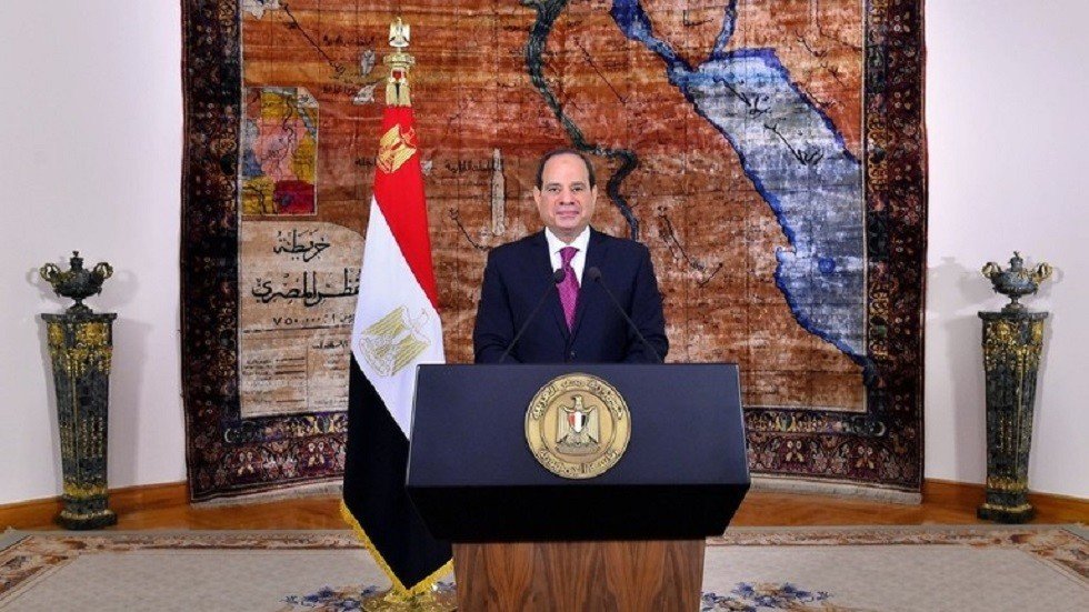 مصر.. السيسي يعفو عن كاتب مشهور أهان القضاء