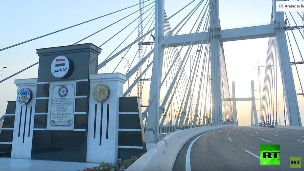 بعد تكذيب إشاعة انهياره.. تجربة السير على الممشى الزجاجي لأعرض جسر بالعالم في مصر!
