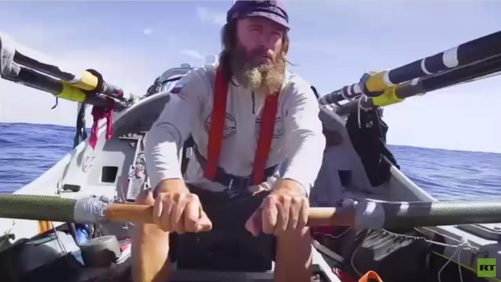 روسي يعبر المحيط الهادئ بزورق تجديف