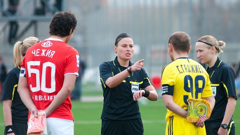 فتاة روسية تدير نهائي دوري أبطال أوروبا (صور)