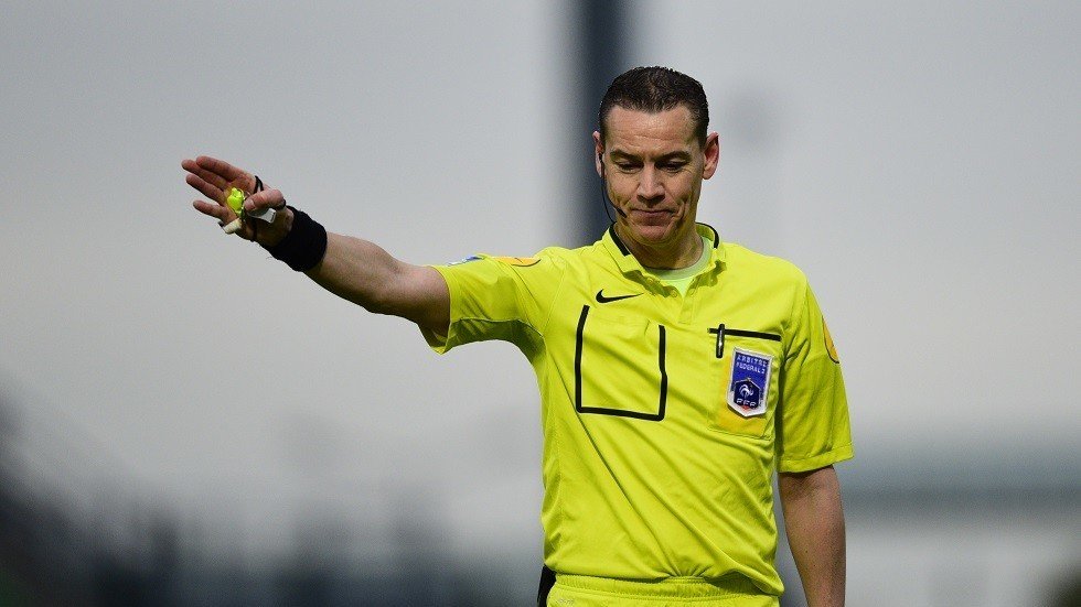 شاهد.. حكم "مبدع" ينهي مباراة مبكرا بطريقة طريفة!