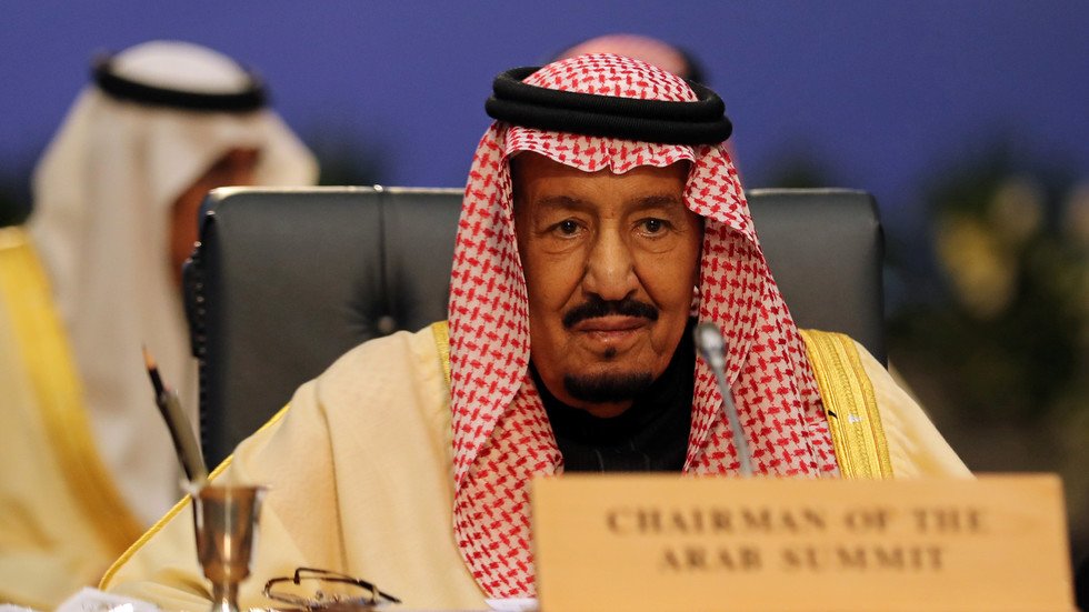 الملك سلمان يدعو لعقد قمتين عربية وخليجية طارئتين في مكة