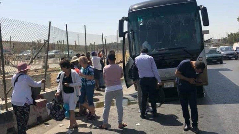 انفجار يستهدف حافلة سياحية قرب الأهرامات في مصر 