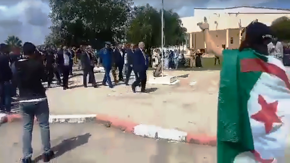 الجزائر.. طلبة في جامعة الطارف يطردون أعضاء مجلس الولاية (فيديو)