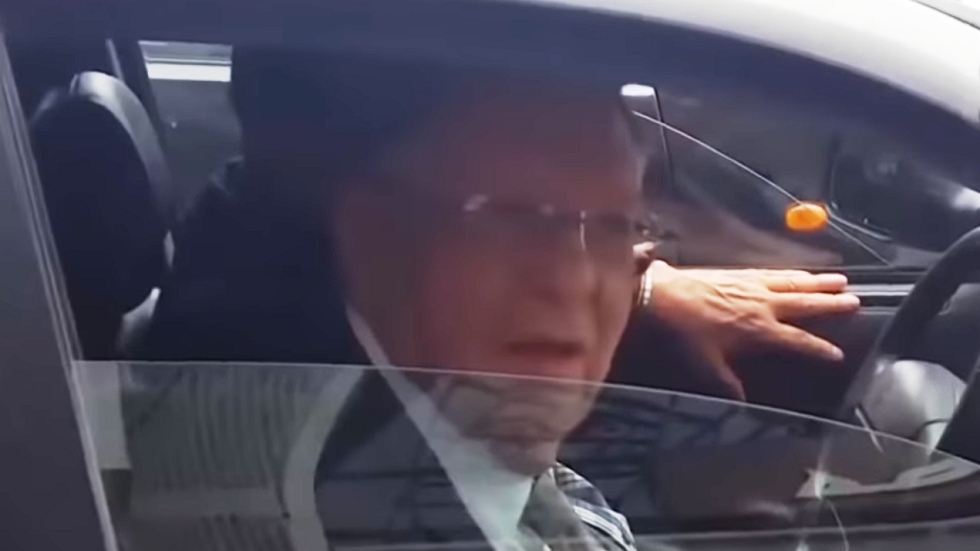 فيديو.. ولد عباس وجها لوجه مع مواطنين في الجزائر العاصمة