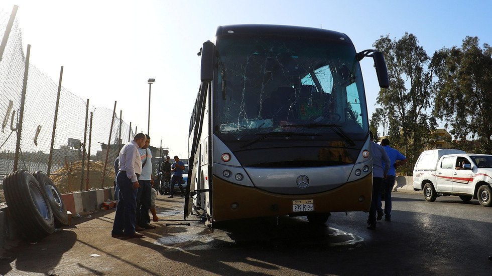 شاهد آثار الانفجار الذي استهدف حافلة سياحية قرب الأهرامات في مصر