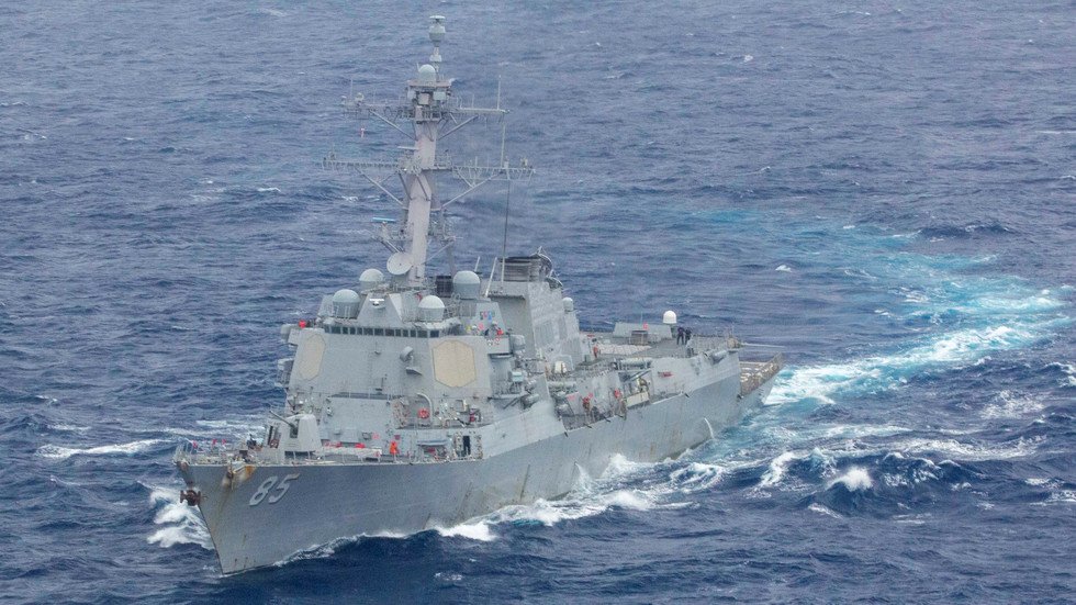 مدمرة أمريكية تبحر قرب جزيرة في بحر الصين متنازع عليها 