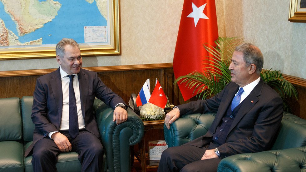 وزيرا الدفاع الروسي والتركي يبحثان خفض التوتر في إدلب السورية