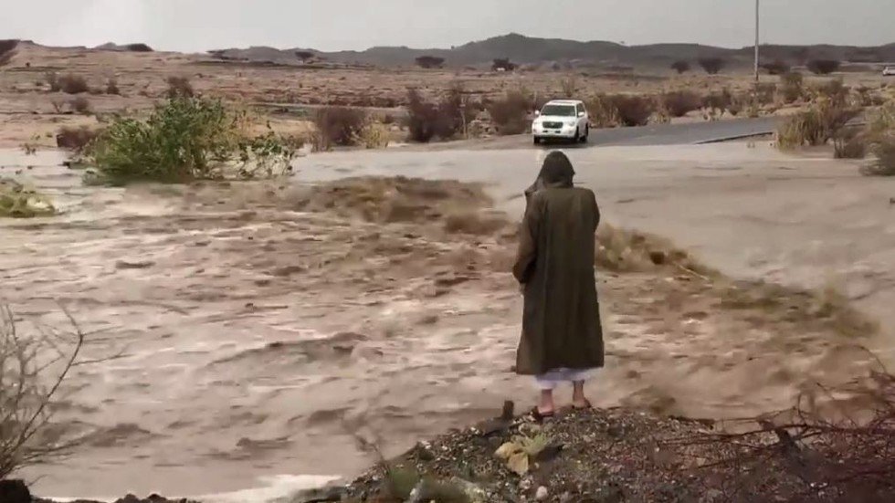 فيديو.. فيضانات وسيول من برد تجتاح محافظة الطائف السعودية