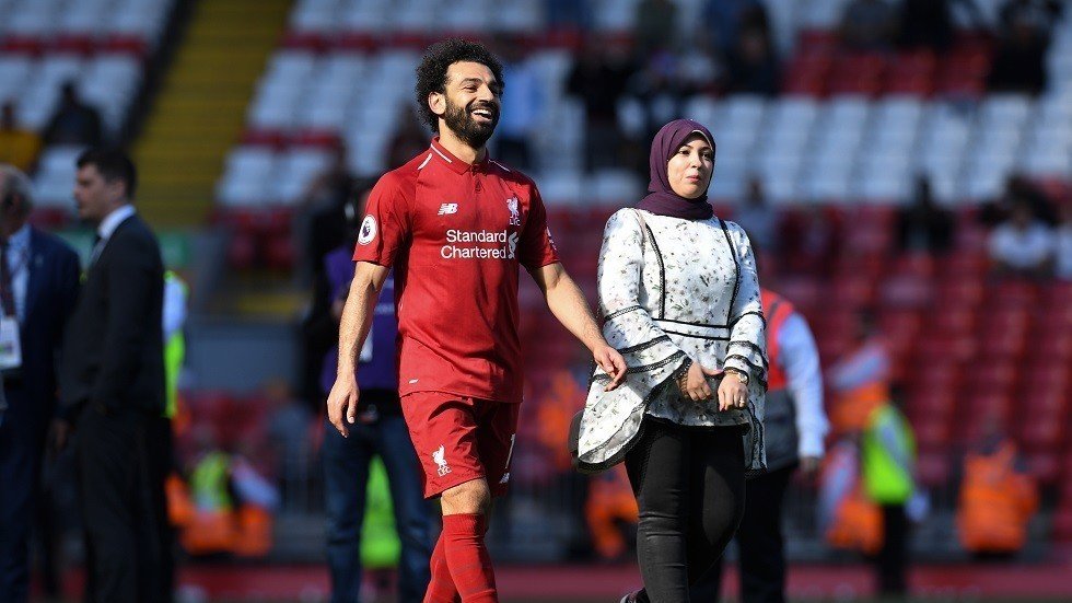 عشاق صلاح يشعلون مواقع التواصل بتعليقات طريفة بعد فيديو نومه على أرضية الطائرة