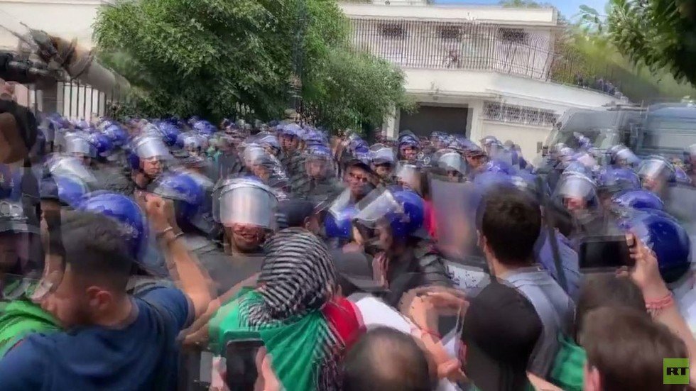 اشتباكات بين المتظاهرين والشرطة في الجزائر
