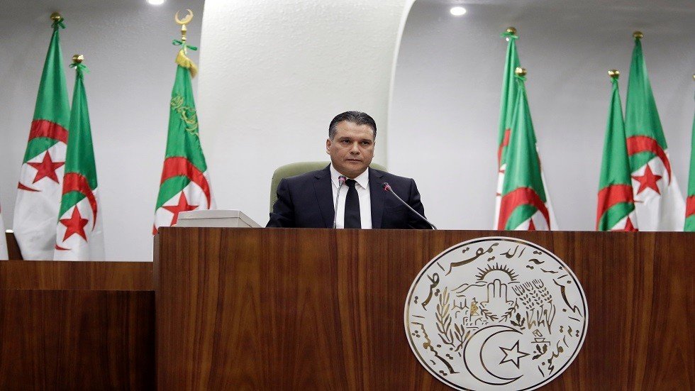 قياديون في الحزب الحاكم بالجزائر يرفضون رئيس البرلمان (فيديو)