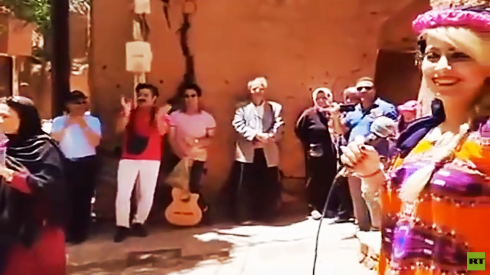 إيران.. السلطات تلاحق فتاة غنت أمام جمهور من القرويين والسياح (فيديو)