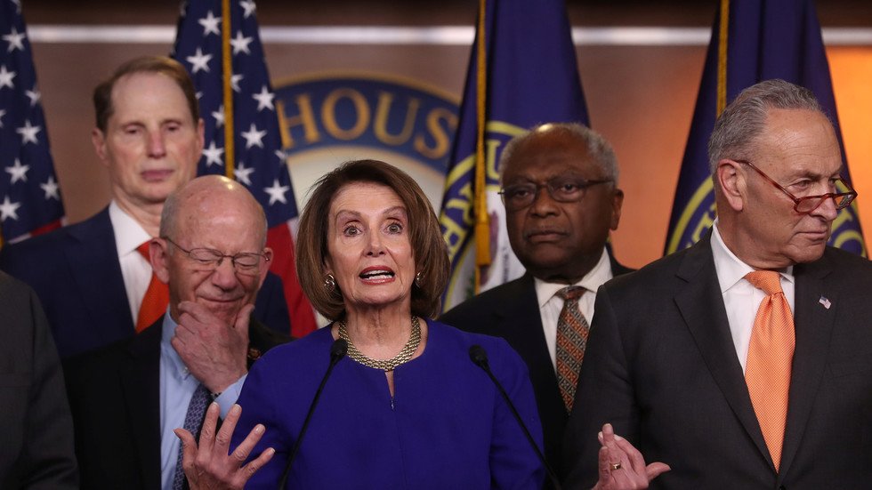 رئيسة مجلس النواب الأمريكي: تجاوزات ترامب قد تصل إلى إعلان العزل