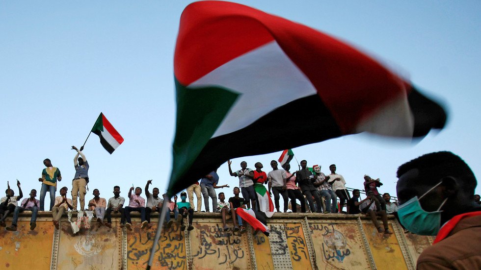 المجلس العسكري يحرر نشاط النقابات الموالية للبشير والمعارضة تحتج