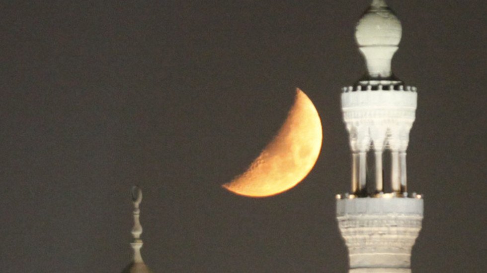 مصر تتحرى أول أيام عيد الفطر