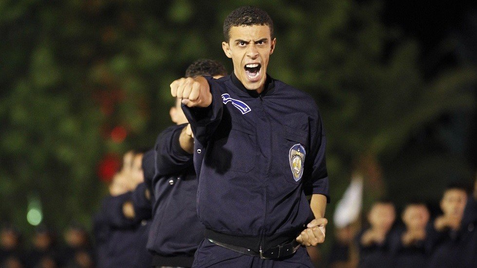 الشرطة الجزائرية تجرد شخصيات نافذة من السلاح