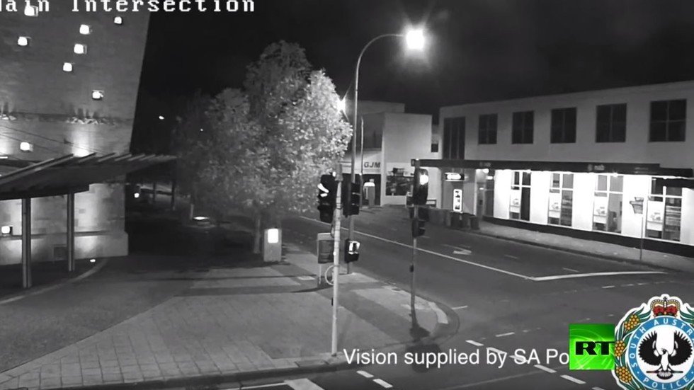 شاهد كيف بدت سماء إحدى المدن الأسترالية عندما اخترق نيزك غلاف الأرض الجوي