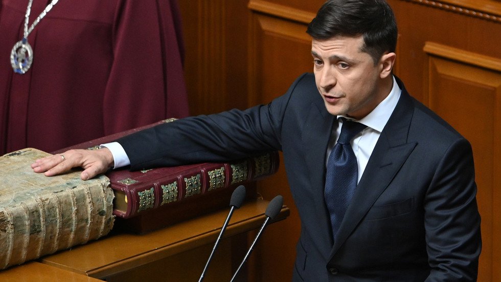 زيلينسكي يقسم على الإنجيل ويدعو لاتخاذ إسرائيل نموذجا