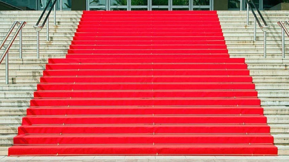 عرض زواج رومانسي يسرق الأضواء على السجادة الحمراء لمهرجان "كان"