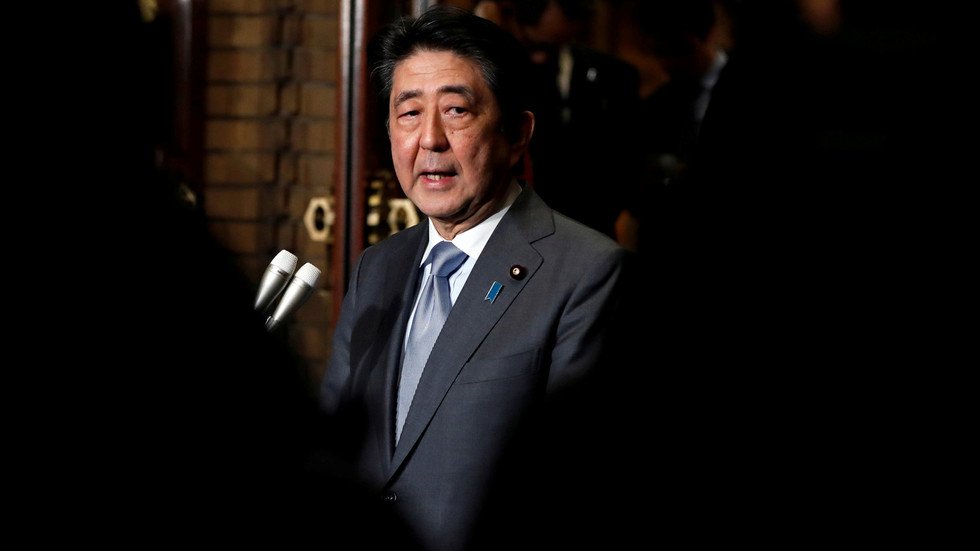 آبي يزور طهران دون علمها